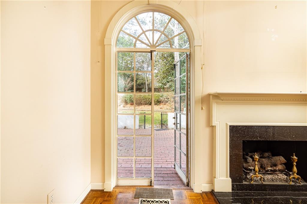 27 Mooregate Square