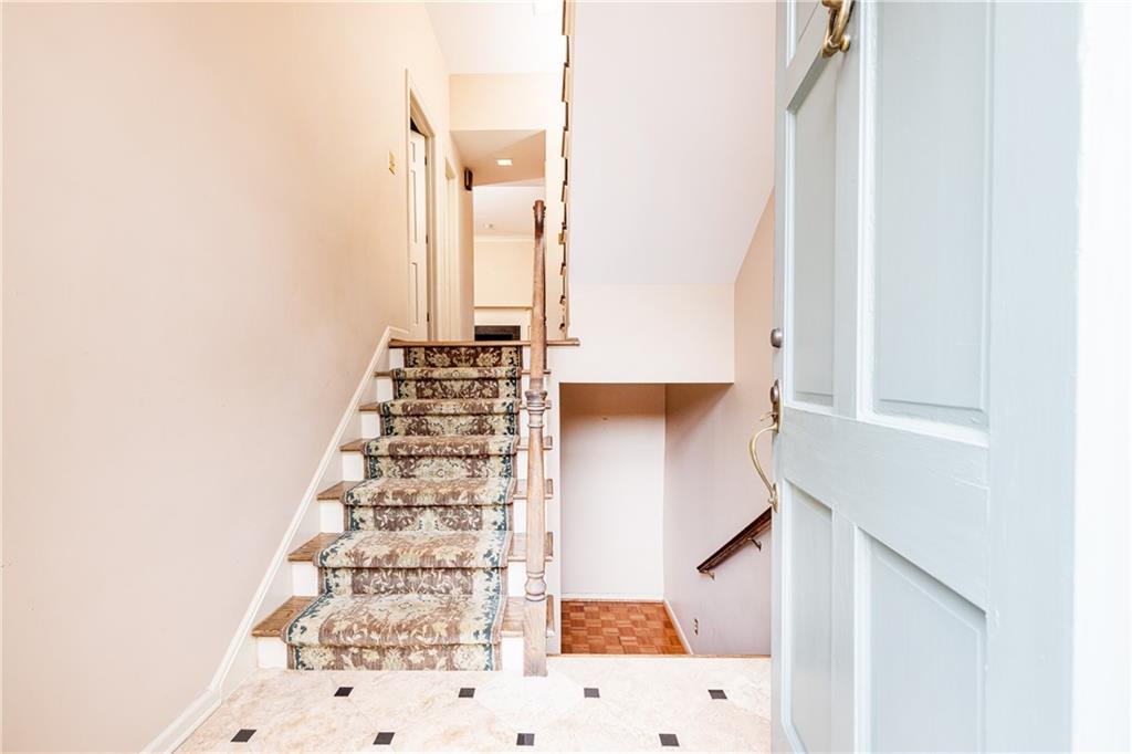 27 Mooregate Square