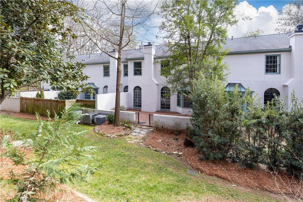 27 Mooregate Square