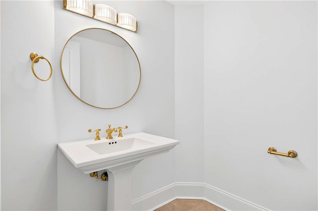 750 Park Avenue NE Unit 18E