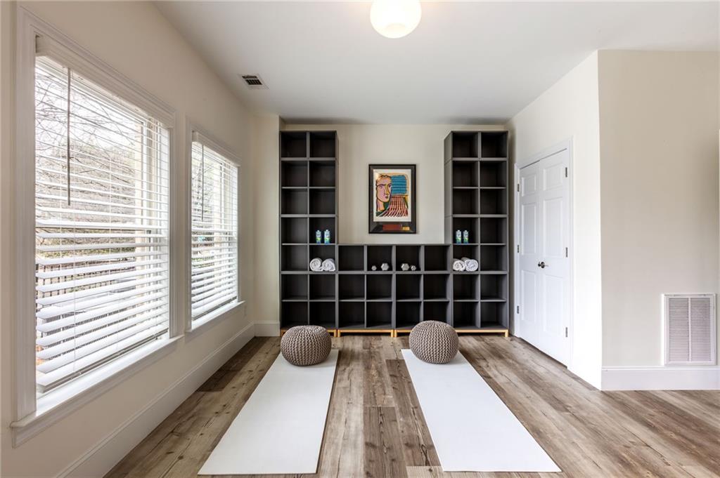 929 Canterbury Lane NE