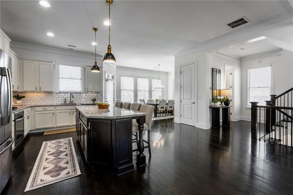 929 Canterbury Lane NE