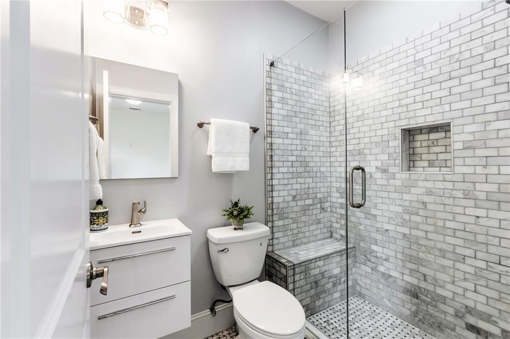 929 Canterbury Lane NE