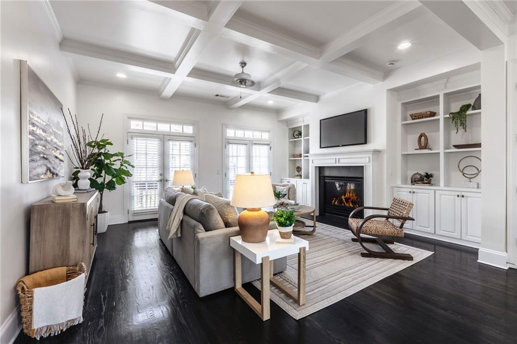 929 Canterbury Lane NE