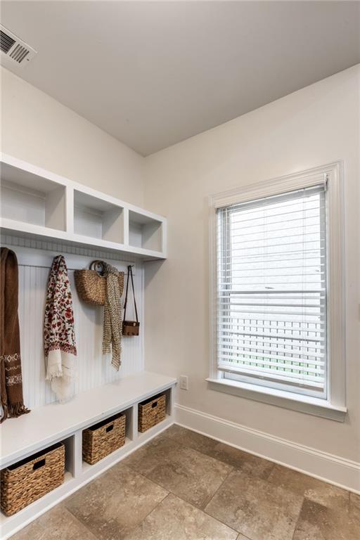 929 Canterbury Lane NE