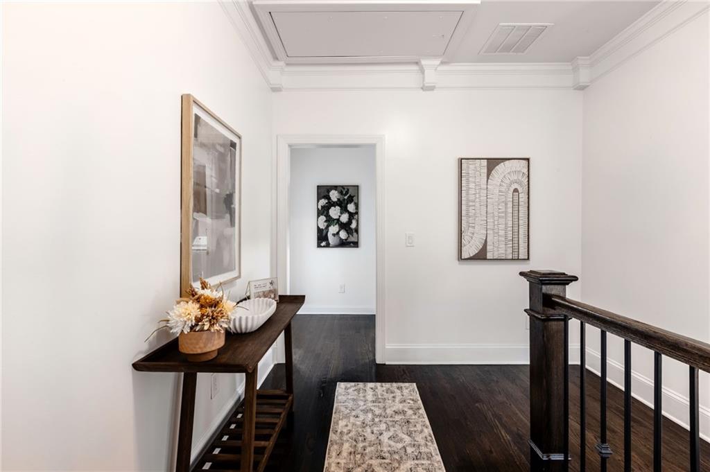 929 Canterbury Lane NE