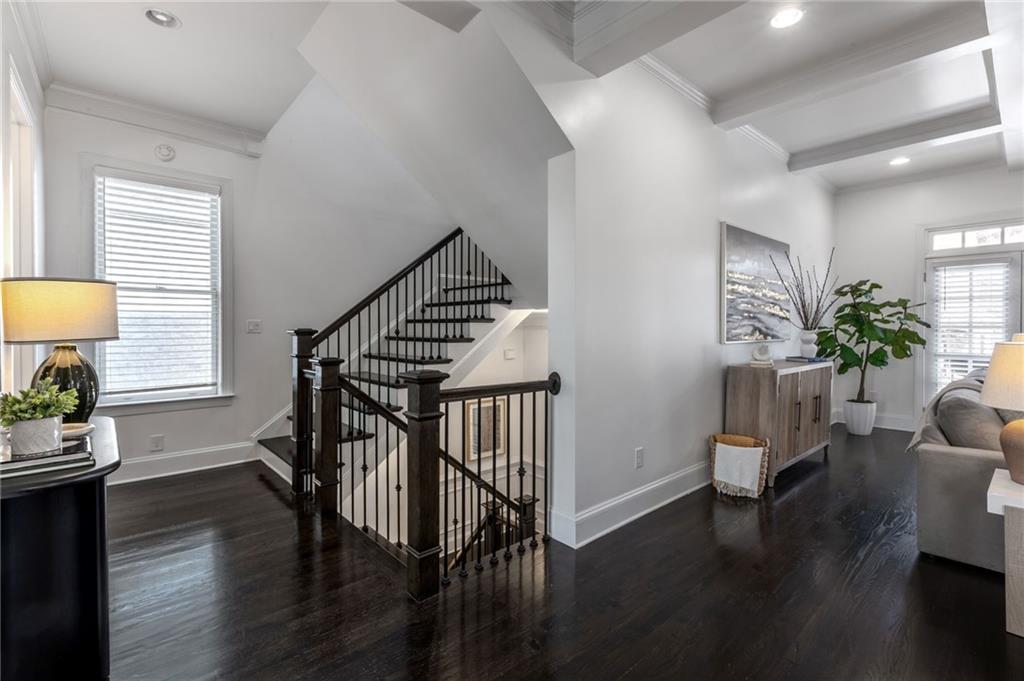 929 Canterbury Lane NE