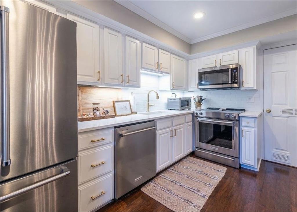 12 Bassett Hall Place NW