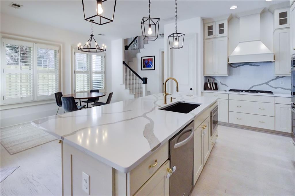 305 Valley Brook Way NE