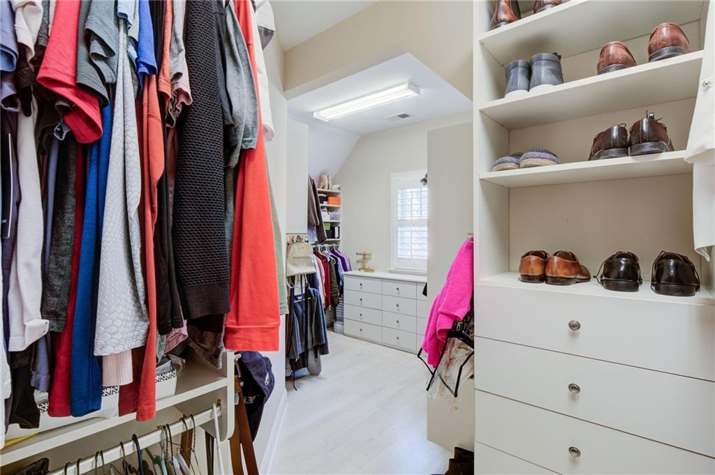 305 Valley Brook Way NE