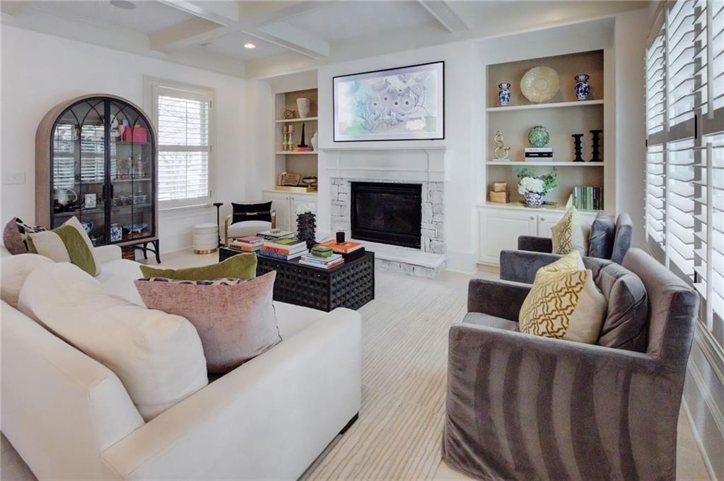 305 Valley Brook Way NE