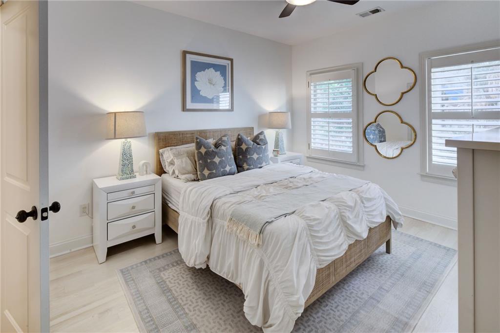 305 Valley Brook Way NE