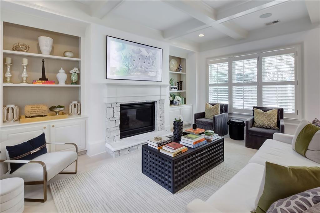 305 Valley Brook Way NE