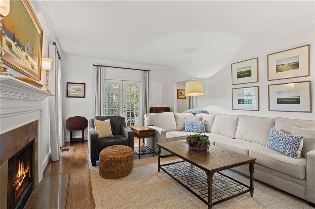 16 Ivy Chase NE