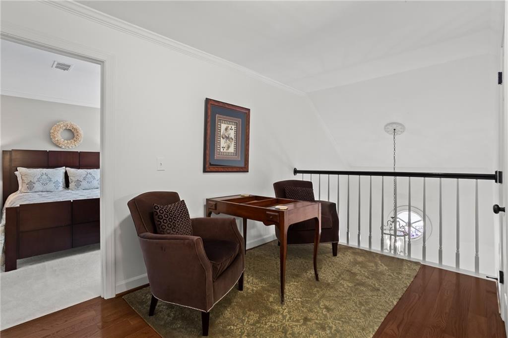 16 Ivy Chase NE