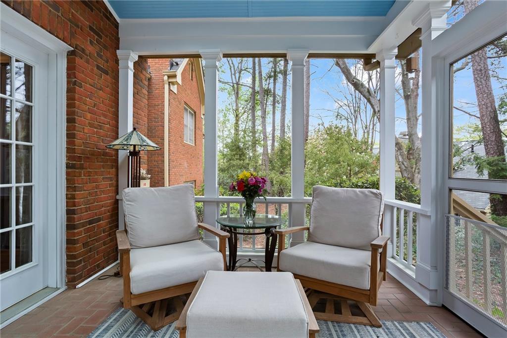 16 Ivy Chase NE