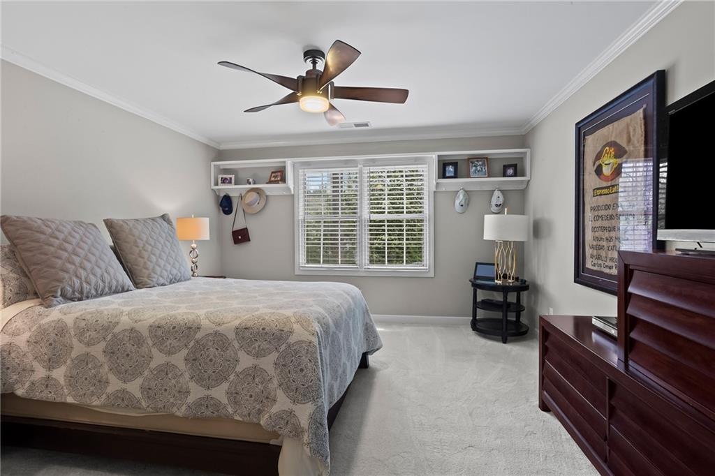 16 Ivy Chase NE