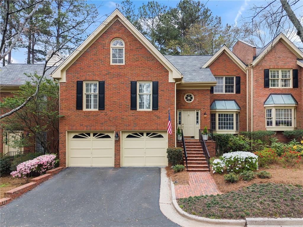 16 Ivy Chase NE