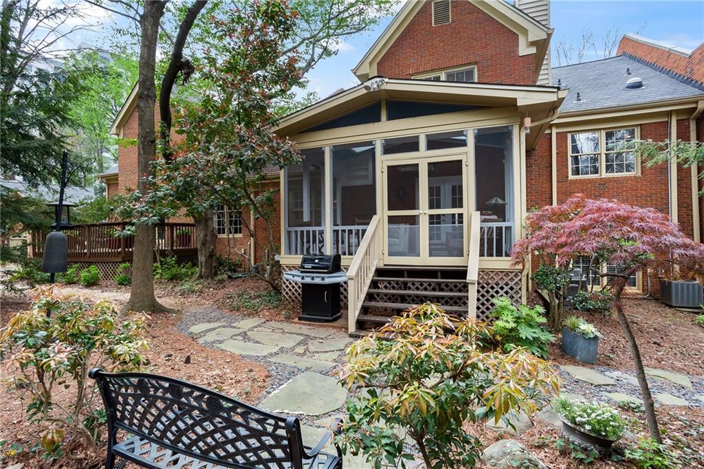 16 Ivy Chase NE