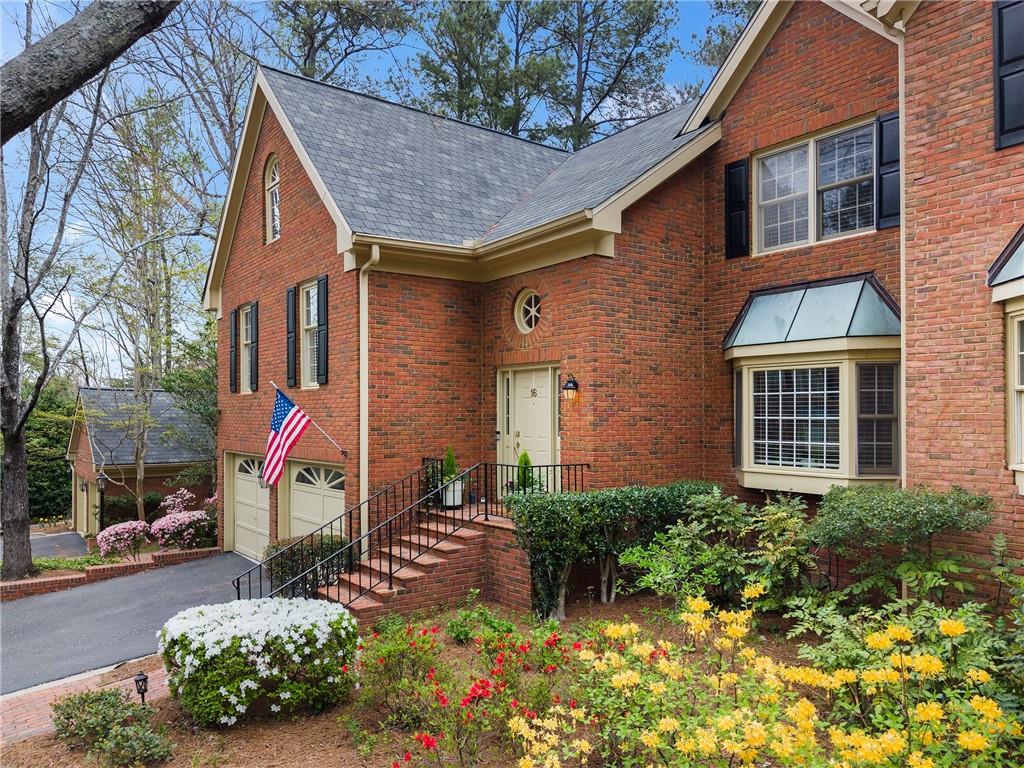 16 Ivy Chase NE