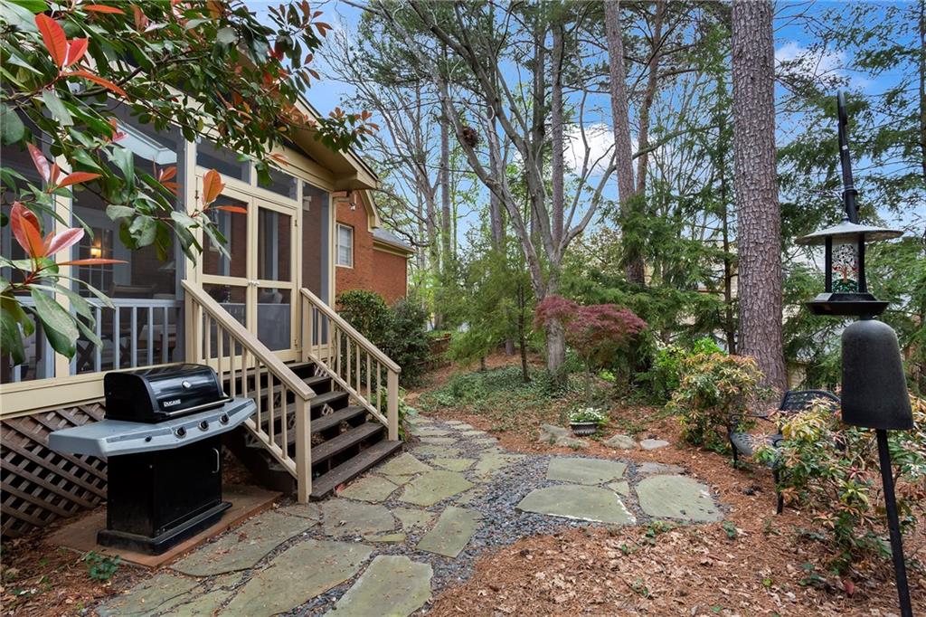 16 Ivy Chase NE