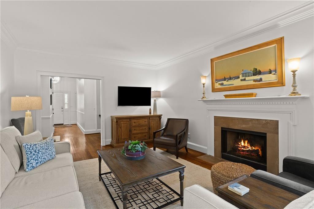 16 Ivy Chase NE