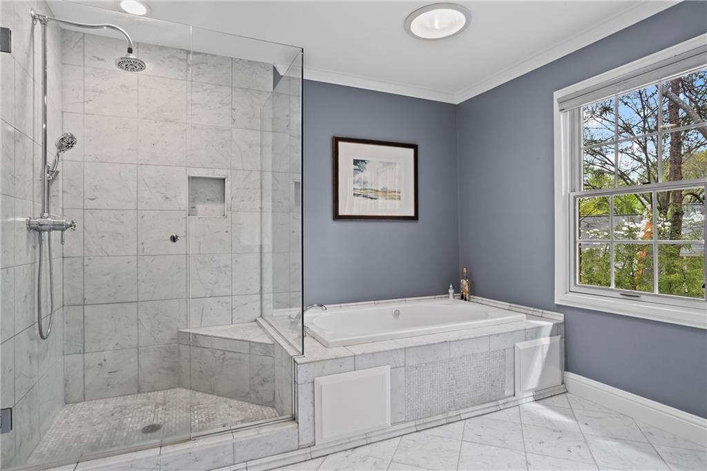 16 Ivy Chase NE