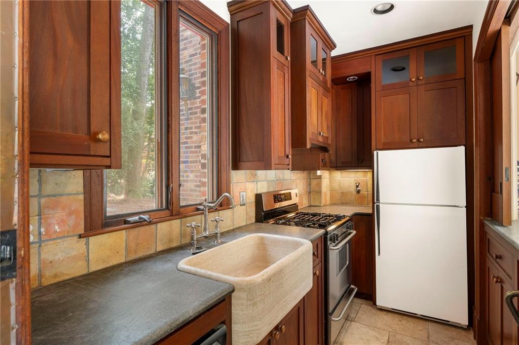 35 Valley Road NW