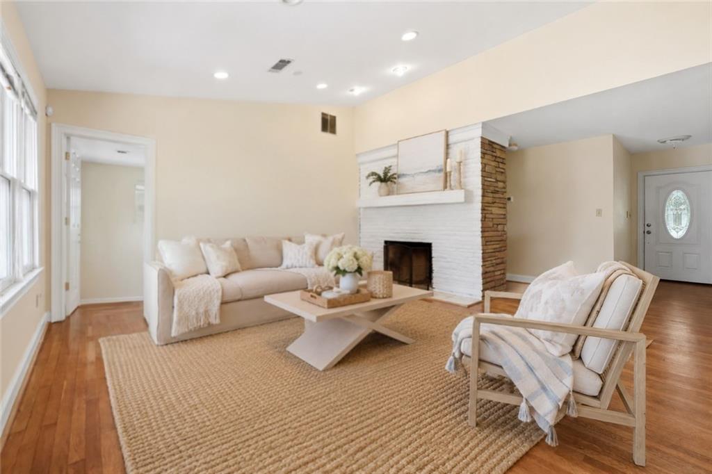 208 Midvale Drive NE