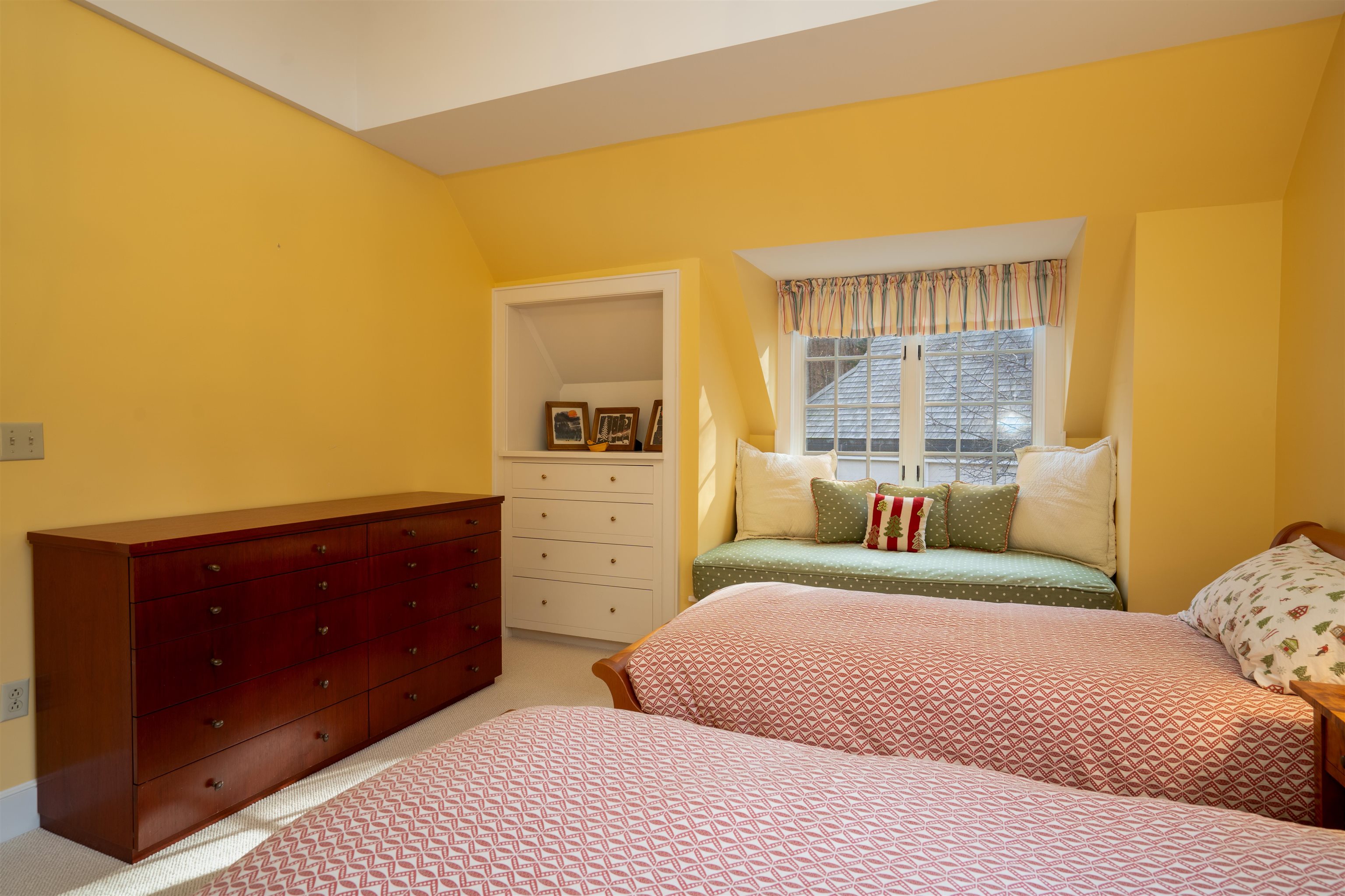 33 Forest Haunts Road