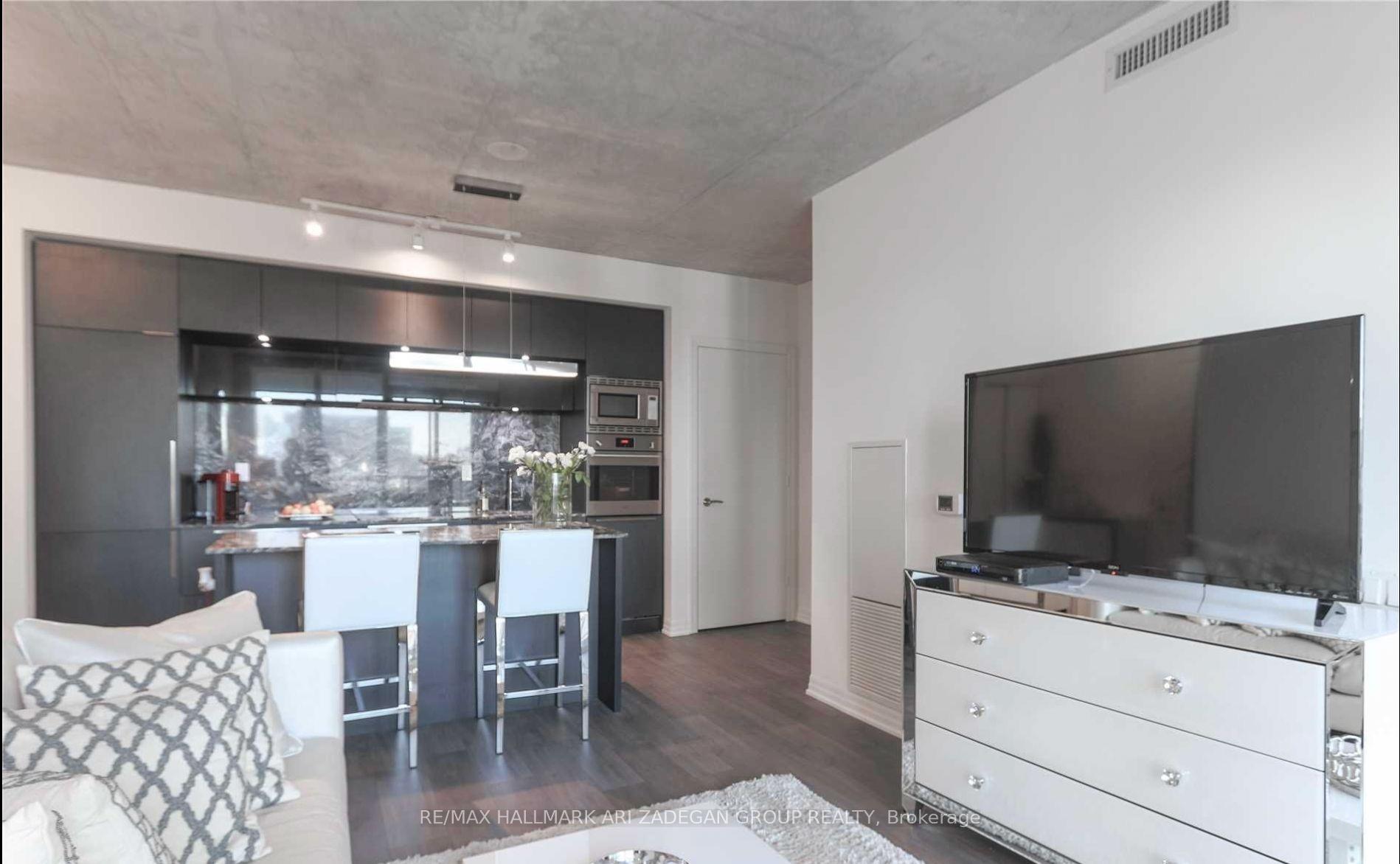 88 Blue Jays Way 1701