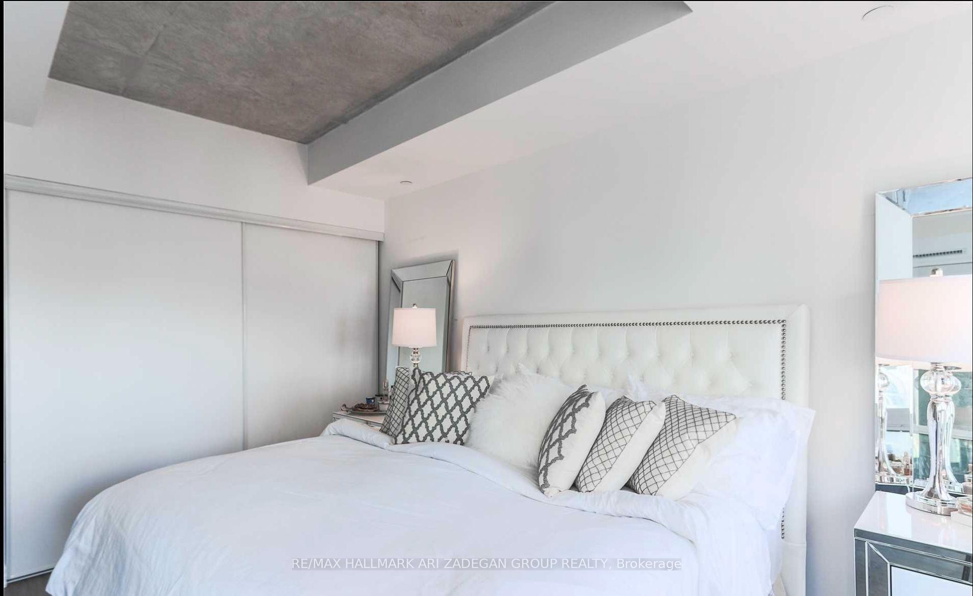 88 Blue Jays Way 1701