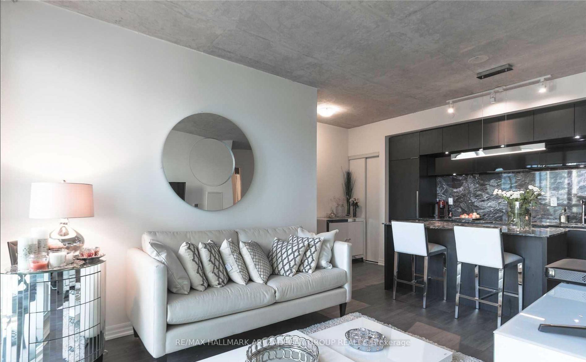 88 Blue Jays Way 1701