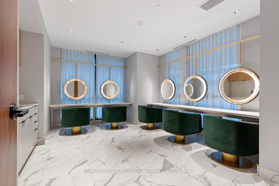 327 King Street W 4402