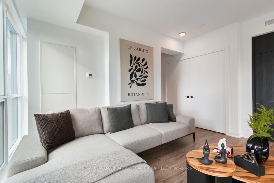 327 King Street W 4402