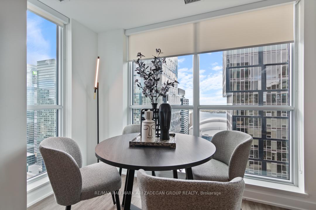 327 King Street W 4402