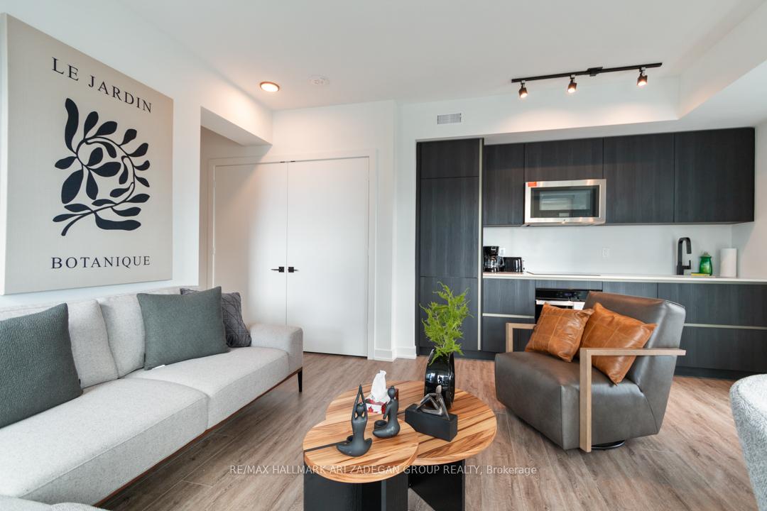 327 King Street W 4402