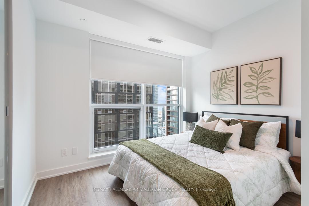 327 King Street W 4402