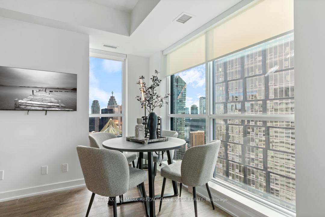 327 King Street W 4402