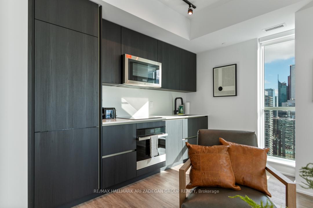 327 King Street W 4402