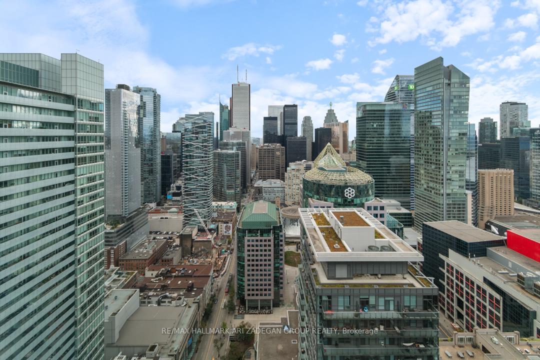 327 King Street W 4402