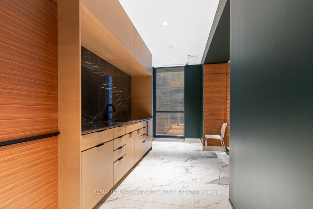 327 King Street W 4402