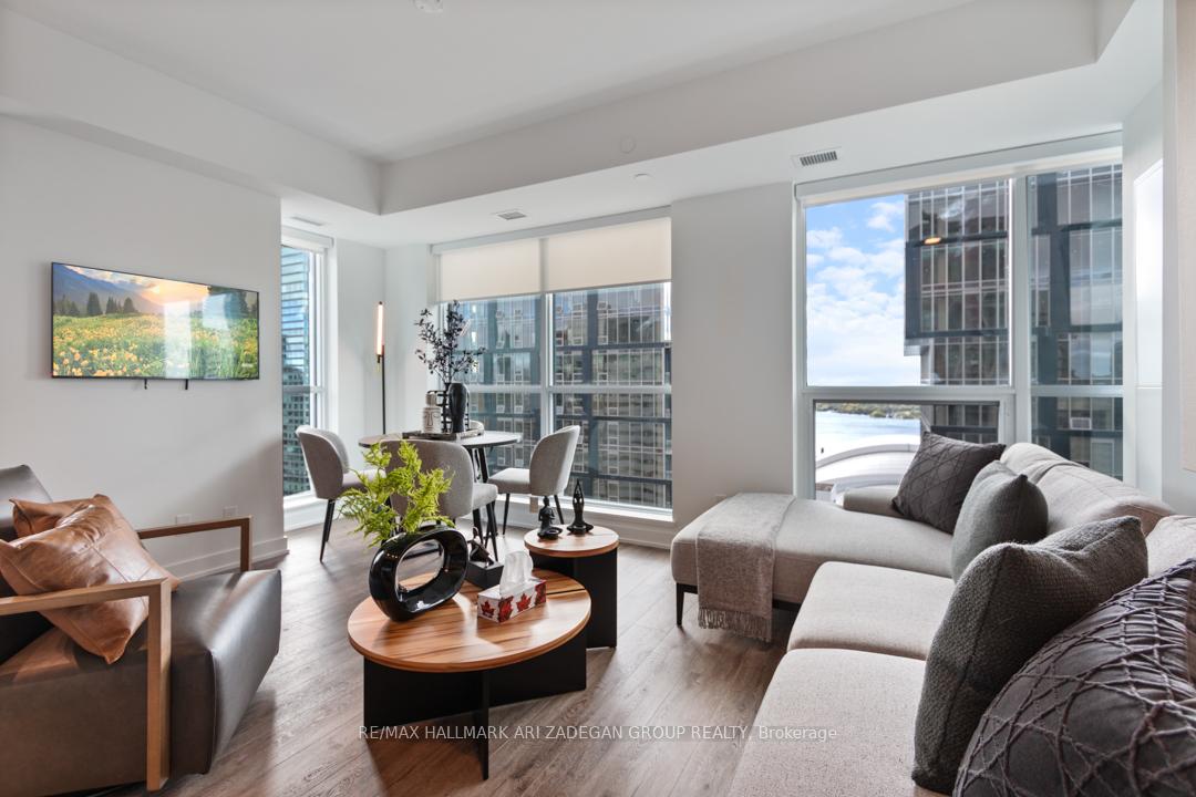 327 King Street W 4402