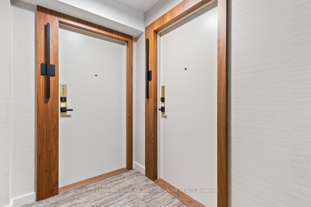 327 King Street W 4402