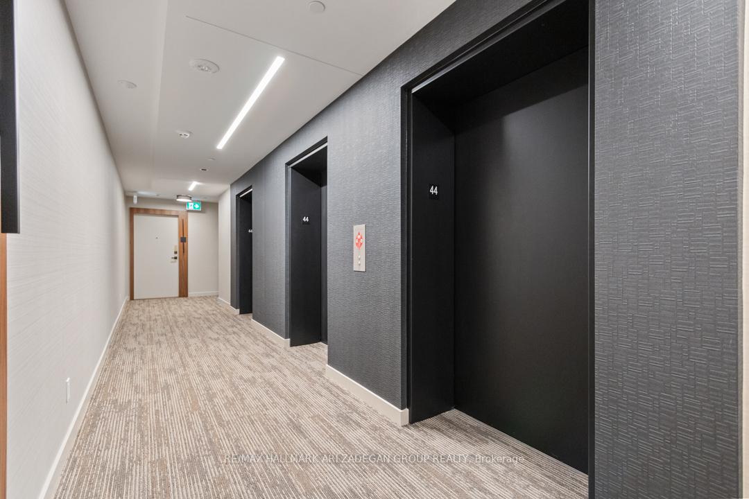 327 King Street W 4402