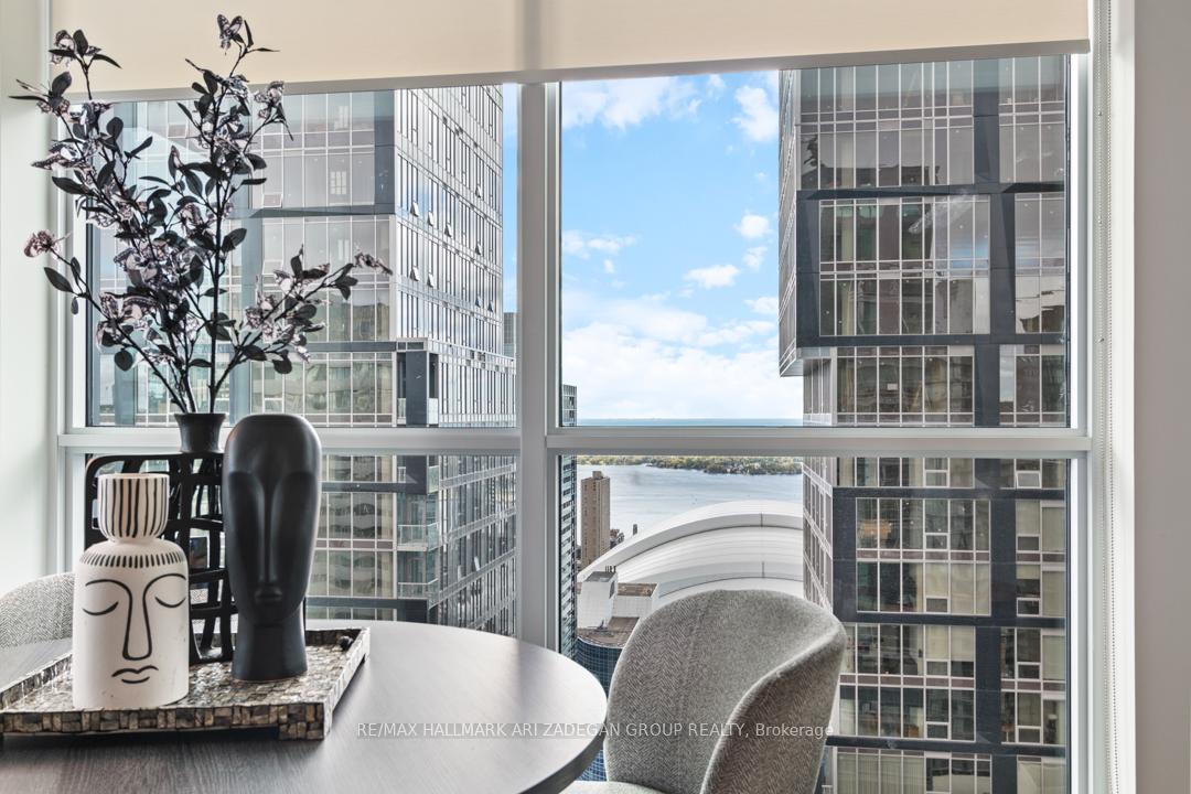 327 King Street W 4402