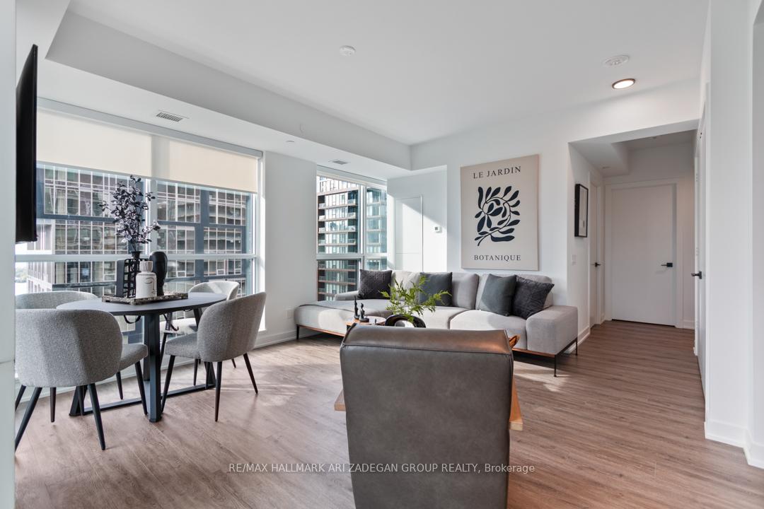 327 King Street W 4402