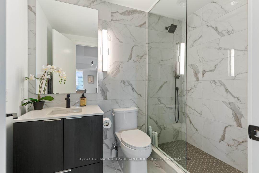 327 King Street W 4402