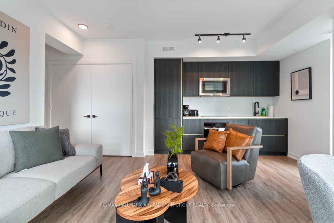 327 King Street W 4402