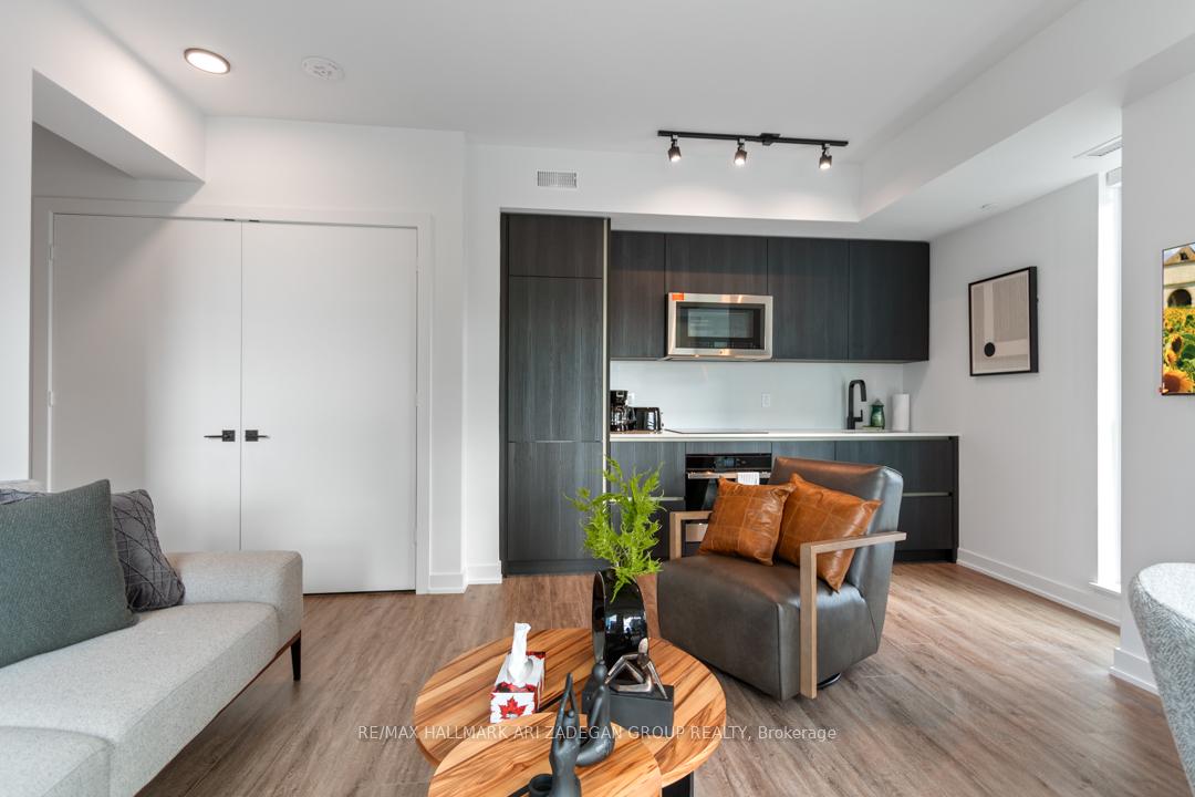 327 King Street W 4402